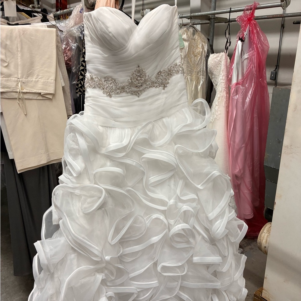 Elegant White Wedding Dress with Embellished Waist